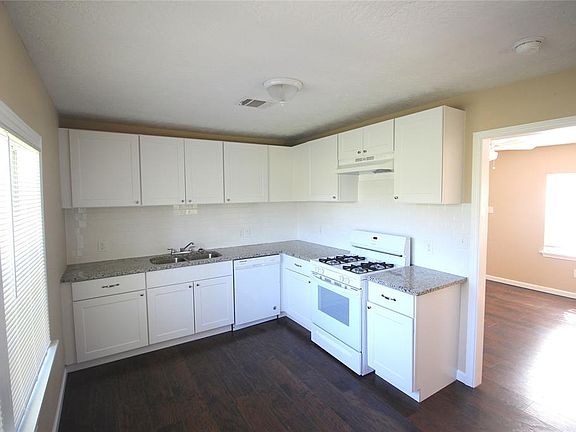 3rd image of 3437 Beaumont Ave