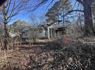 879 Peach St, Selmer, TN 38375