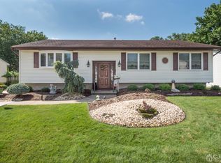 5 Marie Ln, Edison, NJ 08817