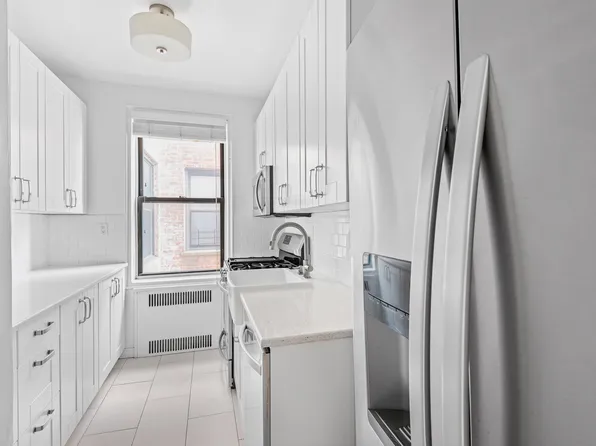 657 East 26th Street image 2 of 9