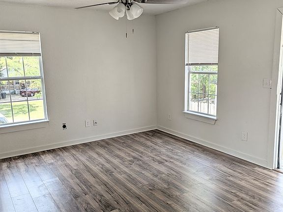 5th image of 918 Pecan St