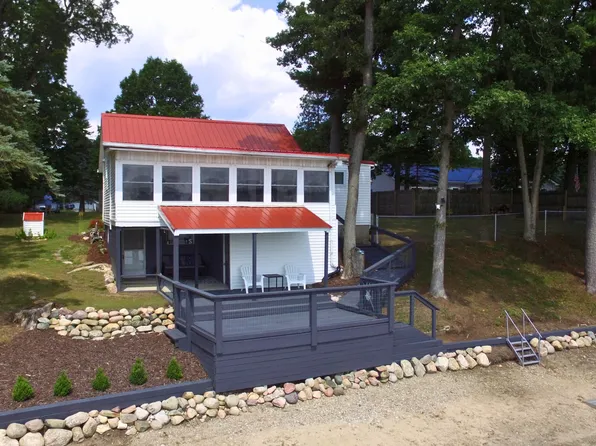551 N Rock Lake Dr, Vestaburg, MI 48891