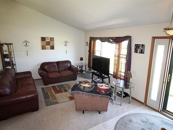 4th image of 635 E Countryside Dr