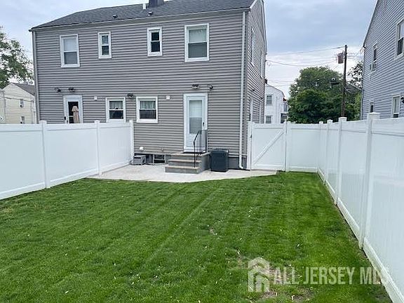 5th image of 545 Olive Pl