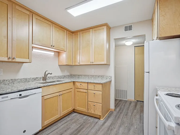Larpenteur Estates Apartments — Photo 38