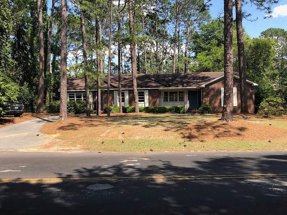 Front - 2 entrances, parking in driveway