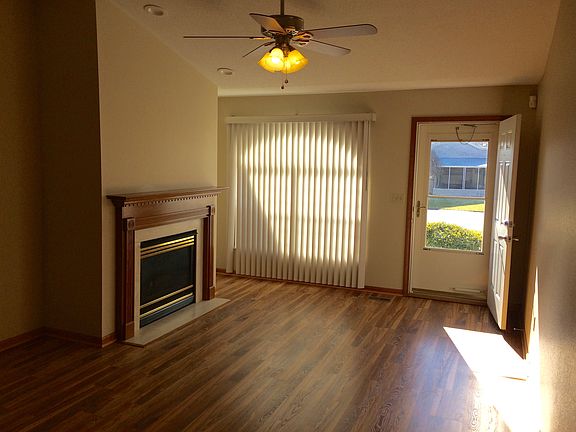 Livingroom/Diningroom View 2