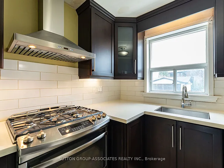 21 Deevale Rd #MAIN FL — Photo 11