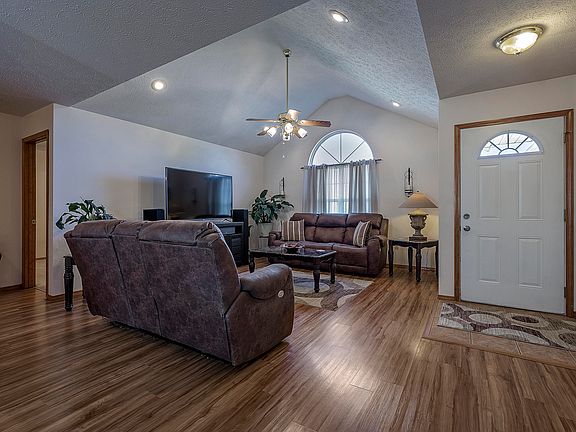 2nd image of 313 N Cheyenne