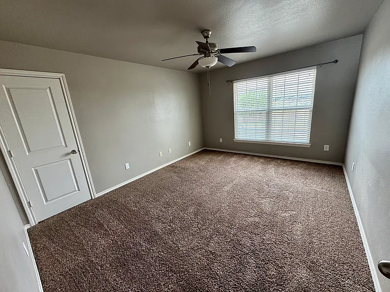 323 Silvercreek Dr — Photo 7