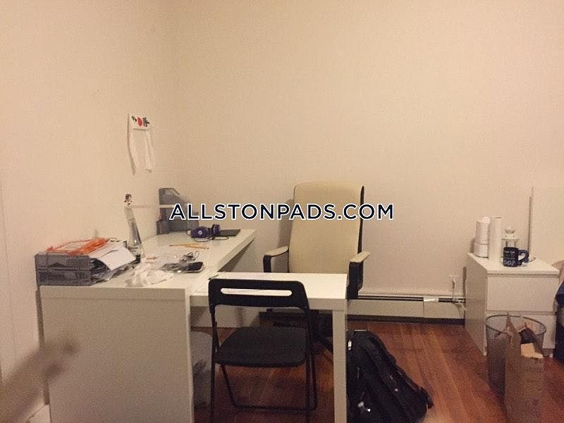 2nd image of 11 Saint Lukes Rd APT 1T