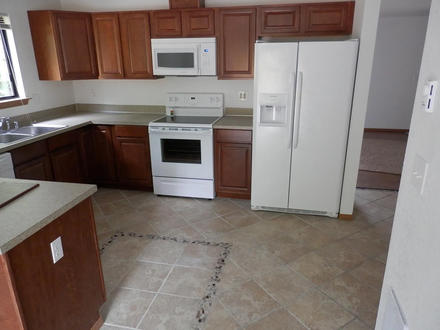 3 bed, 1074 sqft, $2,200 — Photo 3