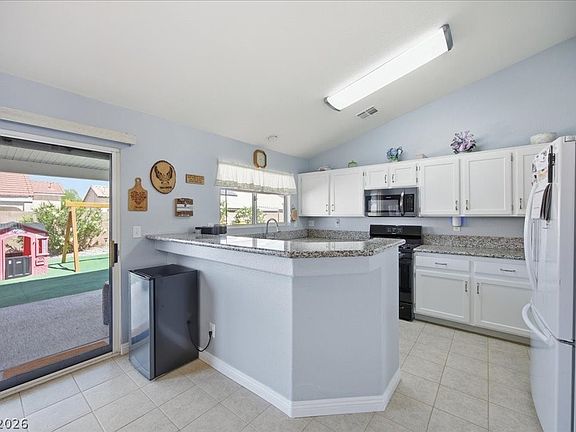 3rd image of 1018 Blue Lantern Dr