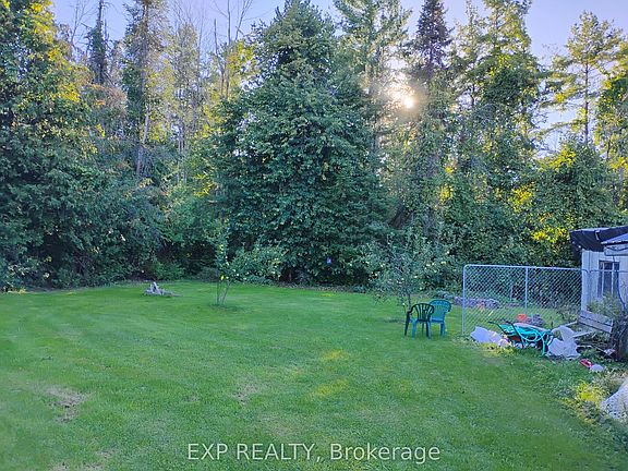 3rd image of 4044 Bayview Ave