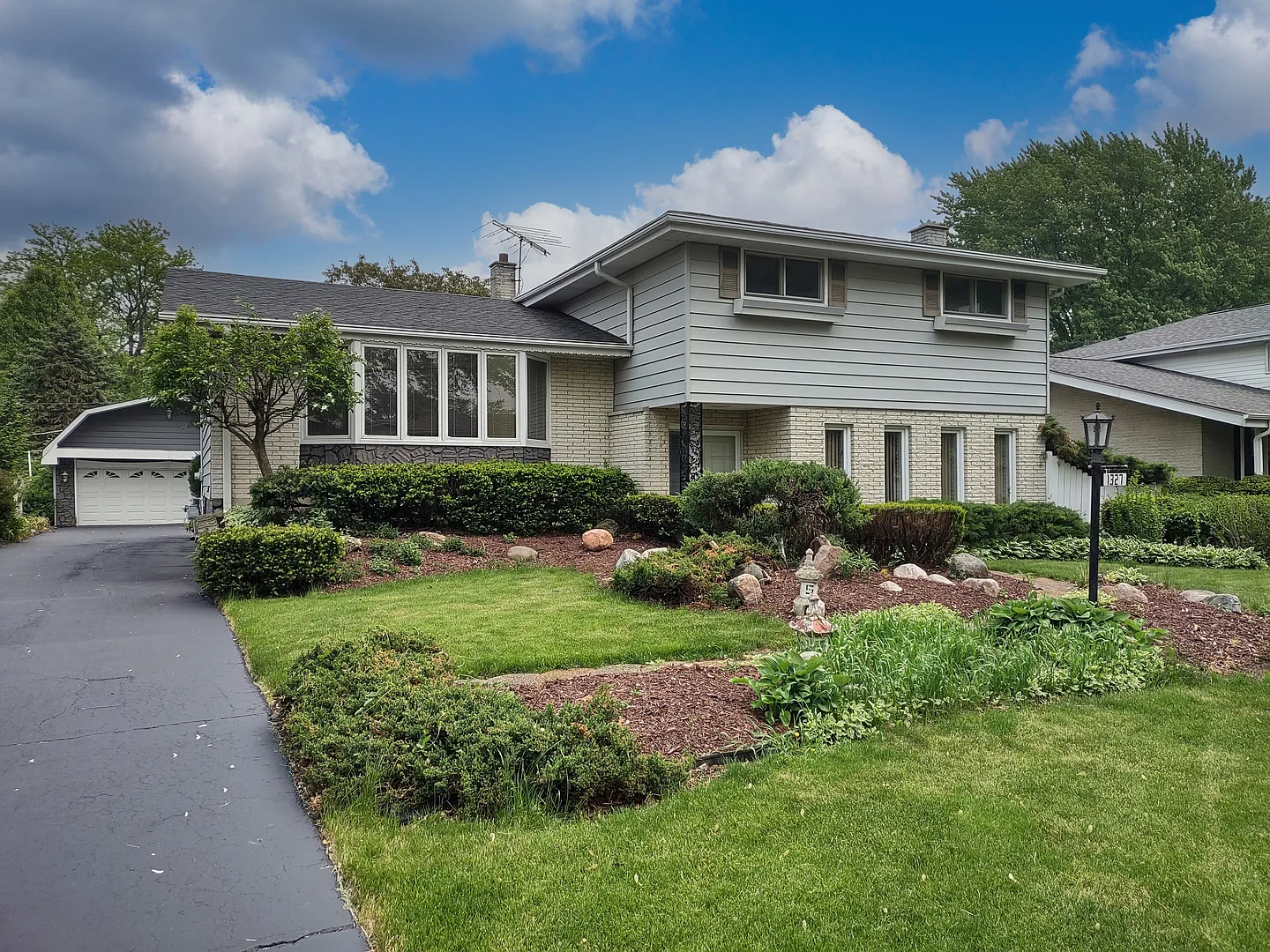 1327 E Mulberry Ln photo 1