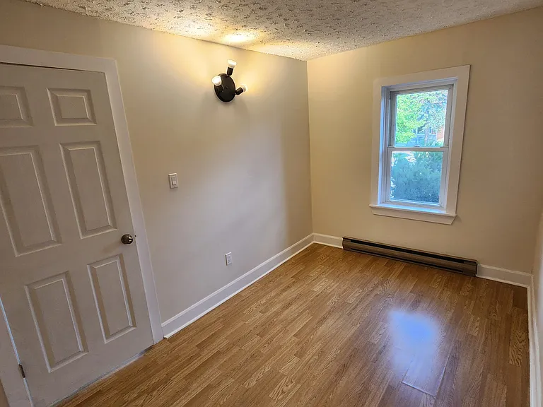 909 2nd St E — Photo 3