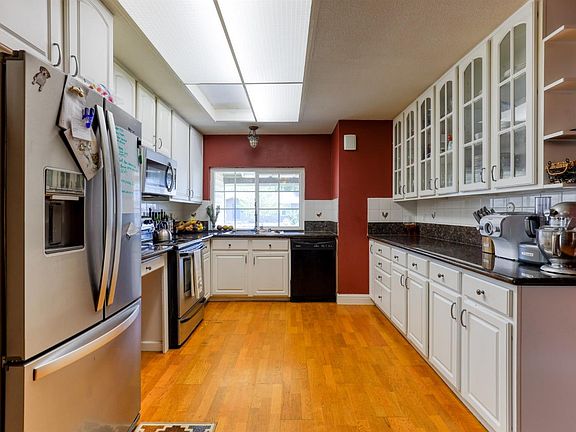 4th image of 9660 Beachwood Dr