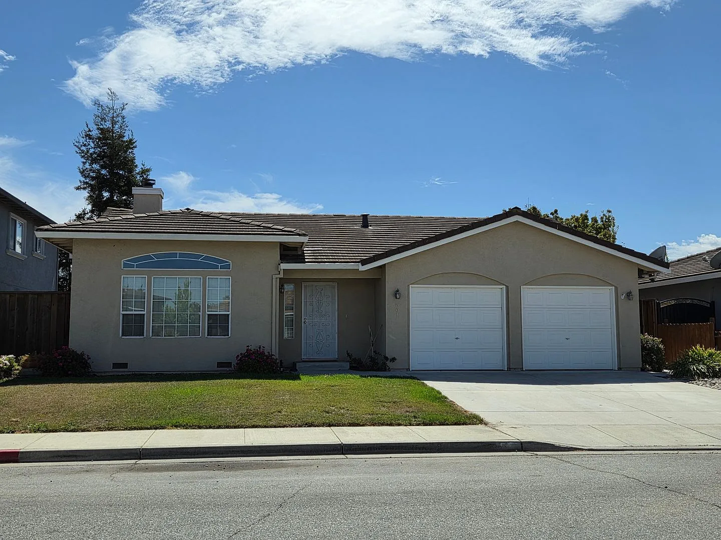 Single story 3bed/2bath with 2 car garage — Photo 3