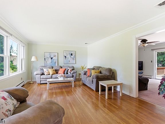 4th image of 10 Dickens Ct