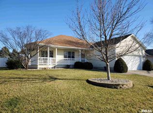 1812 Meadow Ln, Pekin, IL 61554