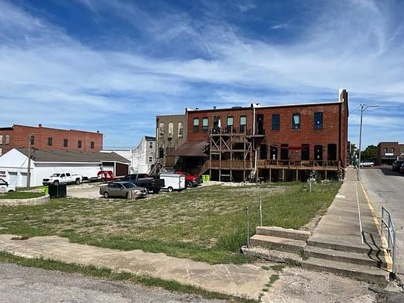 2nd image of 104 W Pearl St