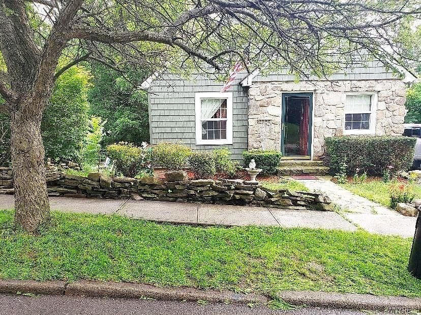1st image of 202 E Pearl St