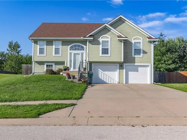 1902 NE Lake Dr, Smithville, MO 64089