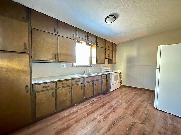 2nd image of 610 W Main St