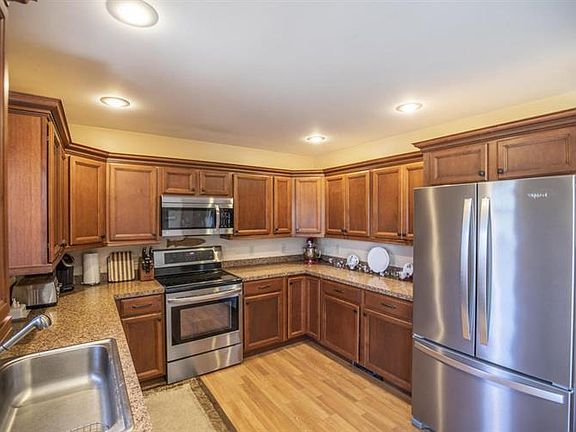 3rd image of 102 Deer Park Ln