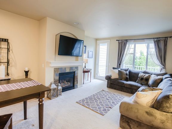 2nd image of 1376 Huckleberry Cir #1376