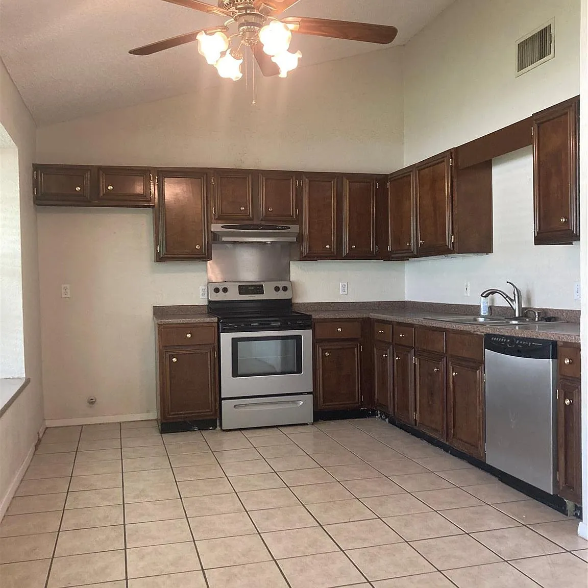 4 bed, 2.0 bath, 1368 sqft, $1,755 — Photo 2