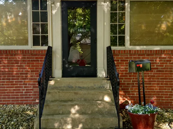 220 S George St, Clinton, IL 61727