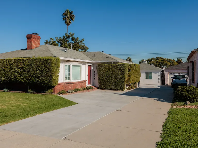 10208 S Hobart Blvd — Photo 32