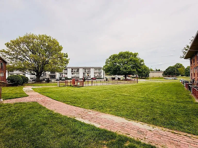 1708 Jennifer Road — Photo 10