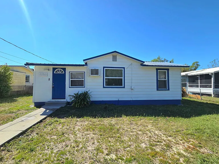 2253 Golfview St — Photo 1