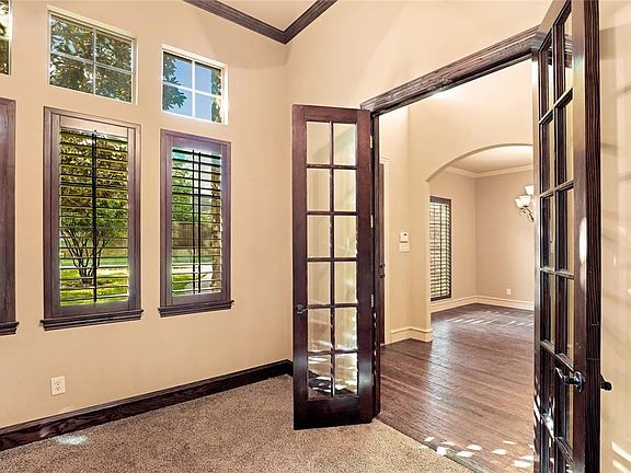 5th image of 1904 Surrey Ln