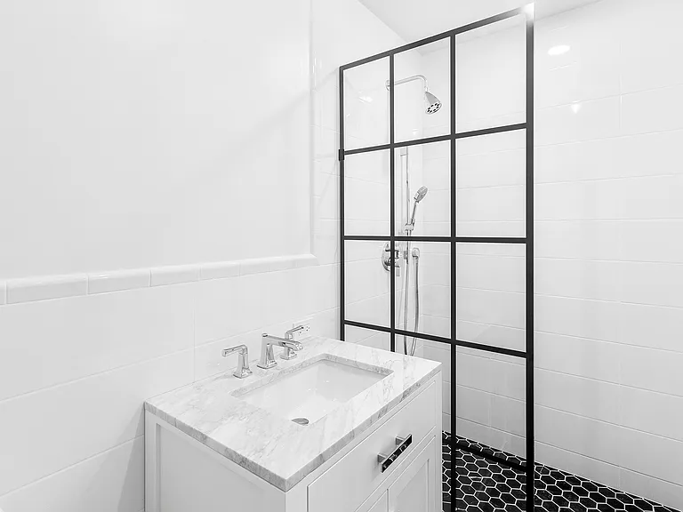 206-208 E Main St #4 — Photo 15