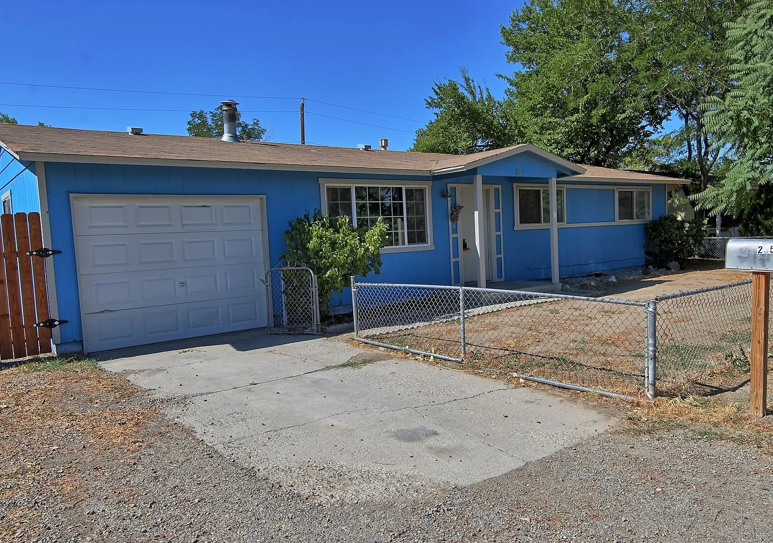 Charming 3 Bedroom 2 Bathroom 1 Car Garage Fernley Home — Photo 1