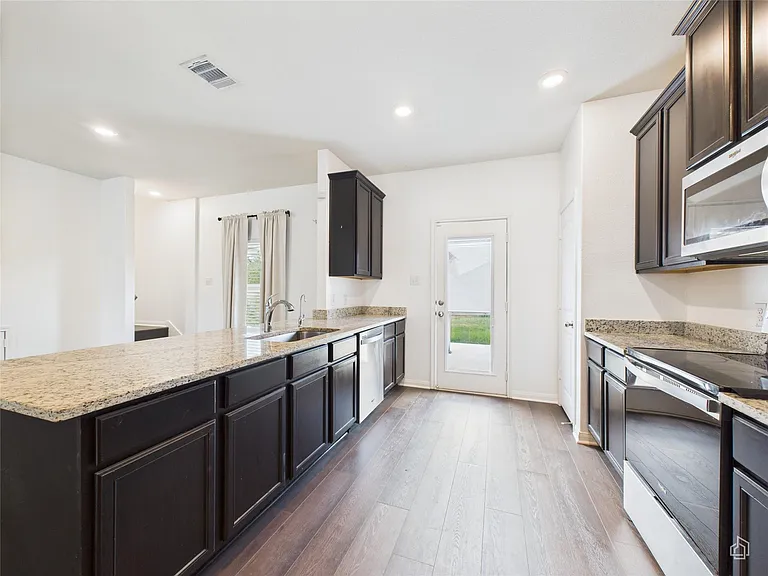 1687 Twin Estates Dr — Photo 6