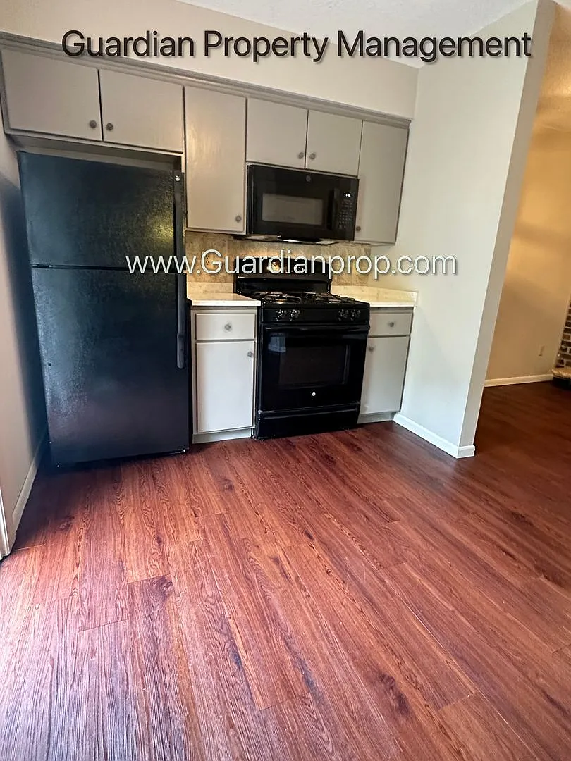 Maple Grove Twin Home, Recently Updated, Dishwasher, Deck, W/D, 1 Car Garage Available Now — Photo 3