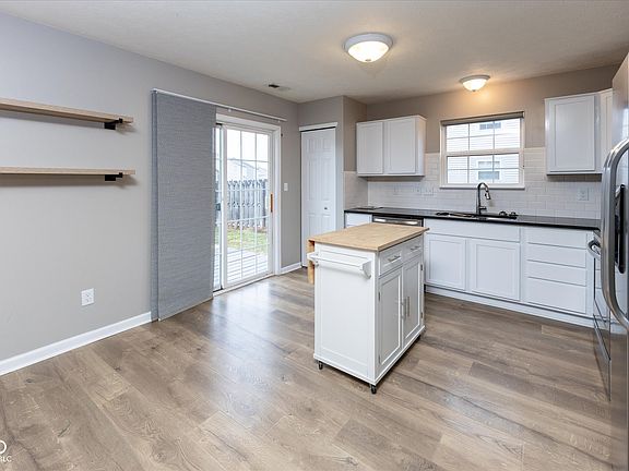 3rd image of 2810 Bluewood Way