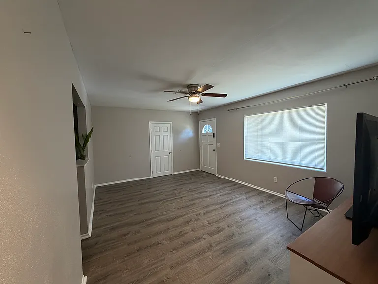 204 Melody Ln — Photo 4