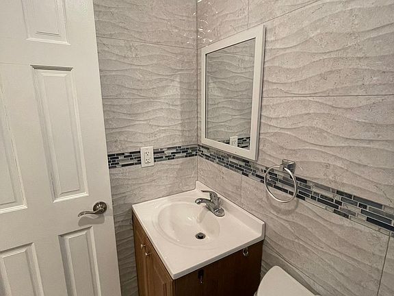 5th image of 253 Moreland St #2