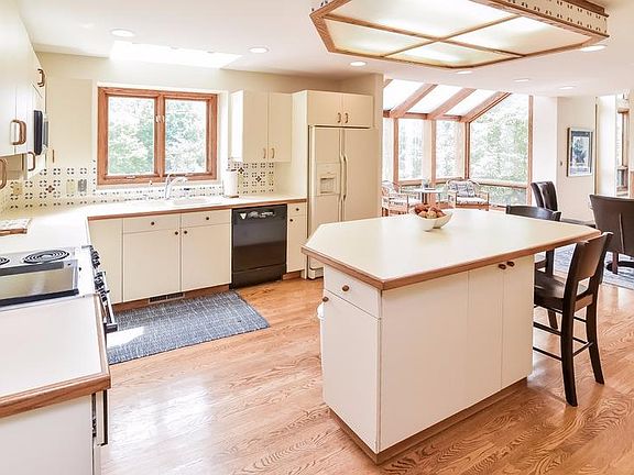 3rd image of 3644 Creekside Dr