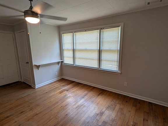 3rd image of 715 Miller Dr