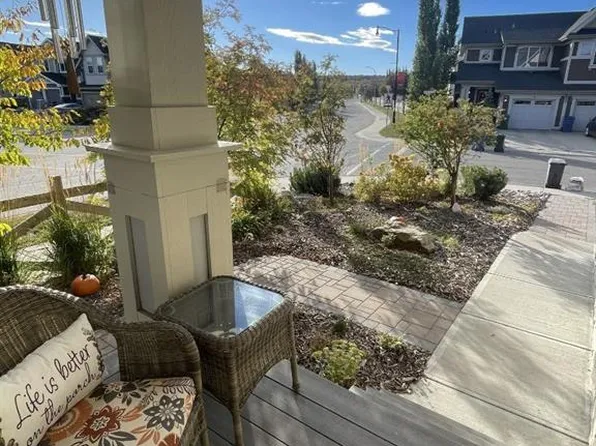 12 S Sunrise Vw, Cochrane, AB T4C 0W3