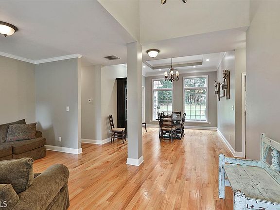 3rd image of 20 Hazelridge Ln