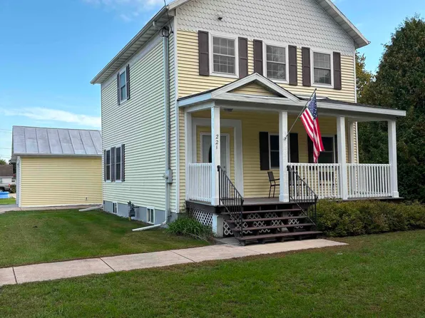 221 Bridge St, Oconto, WI 54153