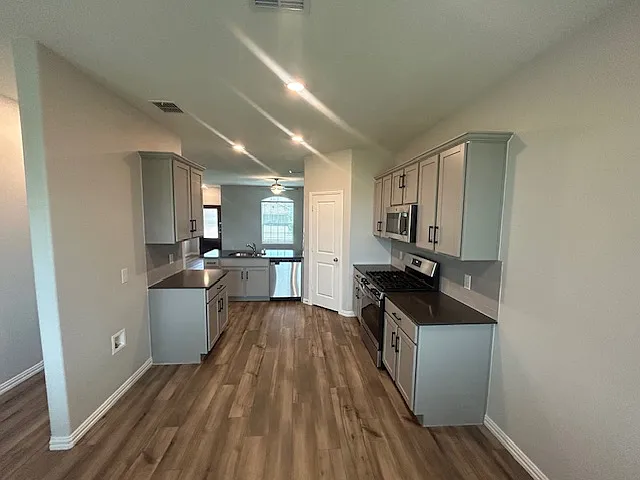 3 bed, 1442 sqft, $1,950 — Photo 2