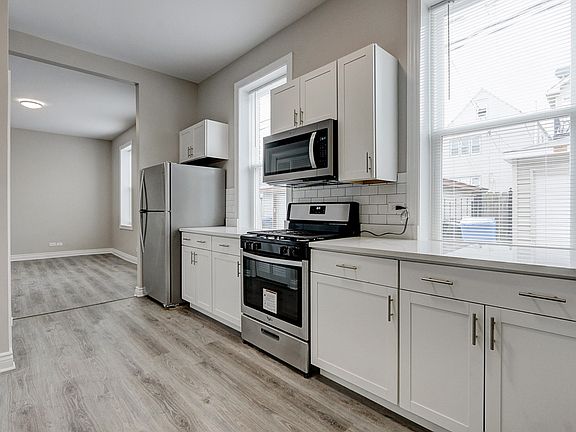 2nd image of 2815 N Hamlin Ave #1R